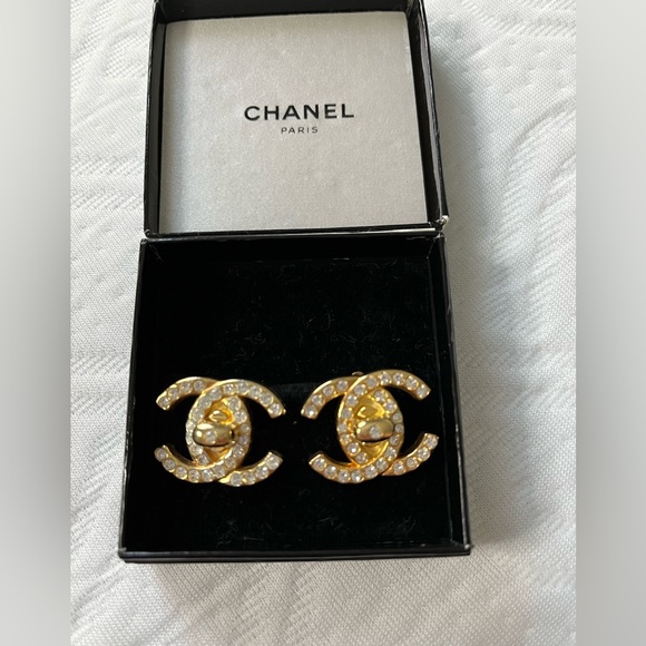 Vintage Chanel large turnlock rhinestone earrings - Picture 3 of 4